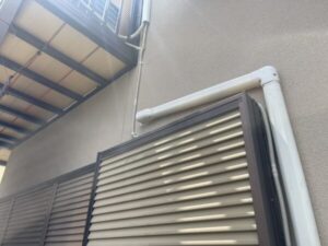 京都市山科区にて外壁塗装の塗装後の雨戸付近と雨樋の様子