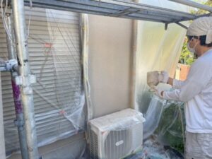 京都市山科区にて外壁塗装のモルタル外壁の吹き付け上塗り作業の様子