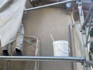 京都市山科区にて外壁塗装のモルタル外壁の下塗り