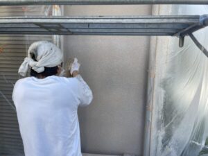京都市山科区にて外壁塗装のモルタル外壁の吹き付けによる下塗り