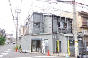 京都市右京区での店舗外壁塗装にて上塗りの全体写真