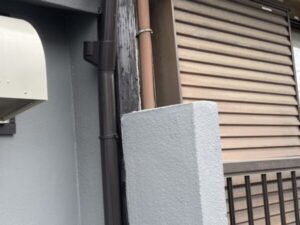 京都市右京区での店舗外壁塗装にて上塗りの様子