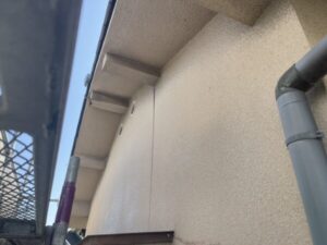 京都市山科区にて外壁塗装のモルタル外壁の施工前の2階軒天と外壁の様子