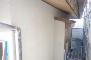 京都市西京区の中古物件の外壁塗装現場にて２階軒天と出窓周りの施工前、養生済