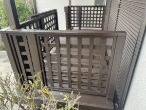 京都市西京区の中古物件の外壁塗装現場にてウッドデッキの塗装完了後、横から見た様子