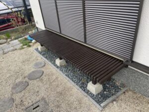 京都市西京区の中古物件の外壁塗装現場にて、木製の縁側部分の上塗り完了の様子