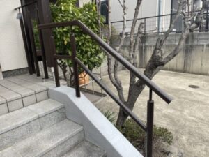 京都市西京区の中古物件の外壁塗装現場にて、玄関手摺りの塗装後の様子