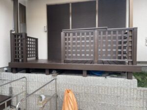 京都市西京区の中古物件の外壁塗装現場にて、ウッドデッキの塗装後の様子