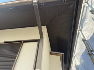 京都市西京区の中古物件の外壁塗装現場にて軒天と雨戸の塗装完了後の様子