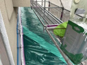 京都市西京区の中古物件の外壁塗装現場にて足場にスリップ防止の養生を施した様子