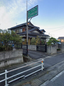 看板支柱の塗り替え：門扉撤去に伴う色の一新 施工前