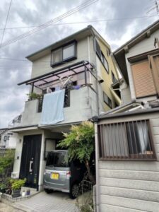 【京都府山科区】モルタル外壁の雨漏りを克服！2重下塗りで安心の防水塗装施工例 施工前